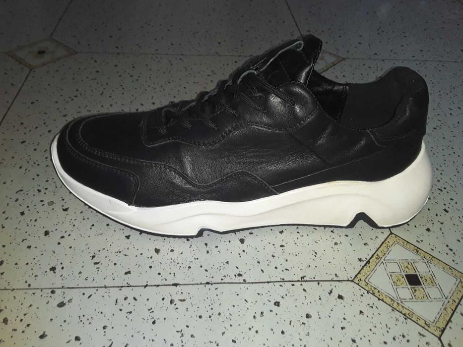 Продаю  качественные новые  кожаные кроссовки  ECCO р 40 звоните смел