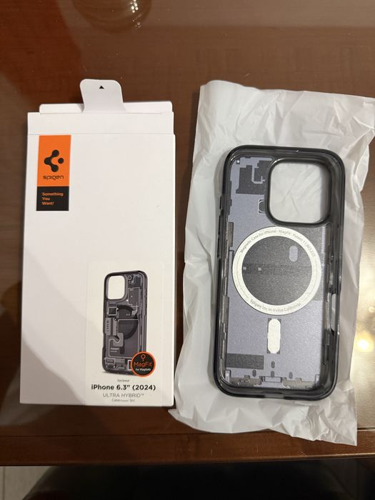 Husa iPhone 16 Pro (Spigen / Red Bull)