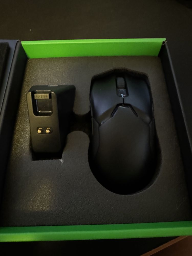 Razer Viper Ultimate cu charging dock