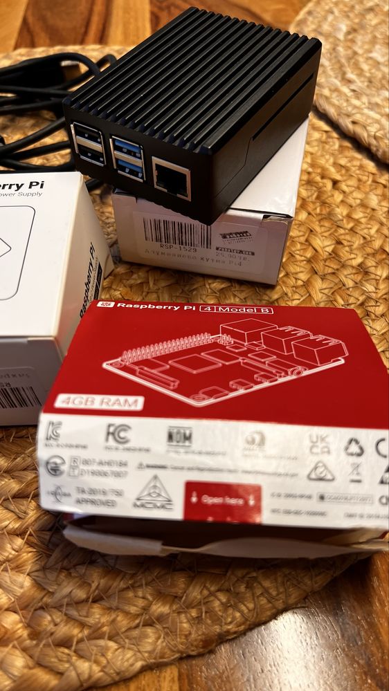 Raspberry Pi 4 + оригинално зарядно + алуминиева кутия + кабел hdmi