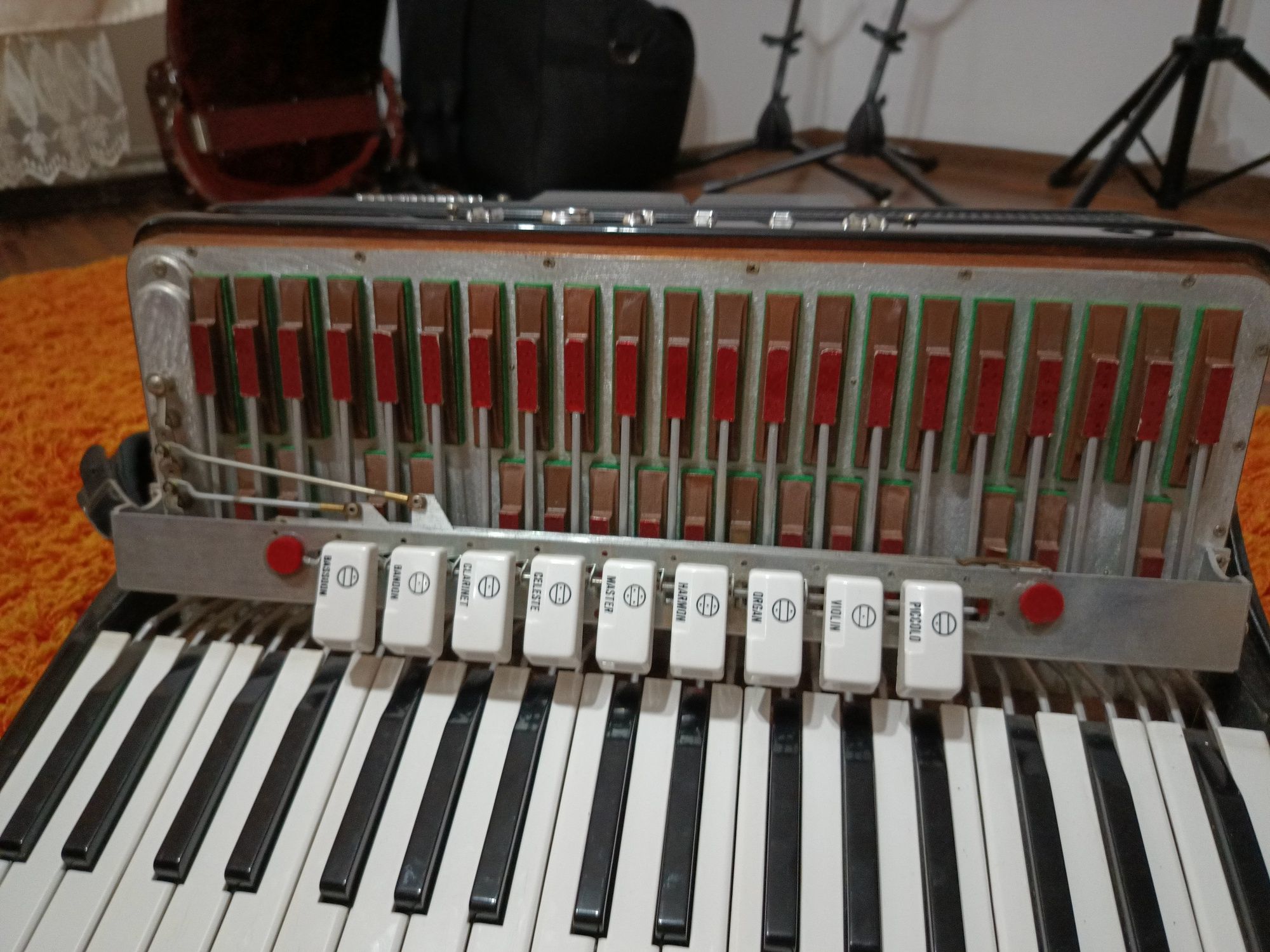 Vând acordeon Welson 96 bași