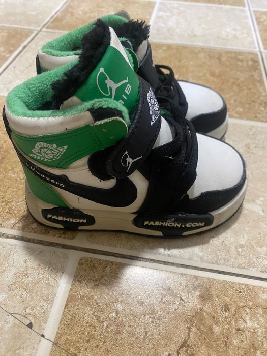 Кроссовки на меху детские