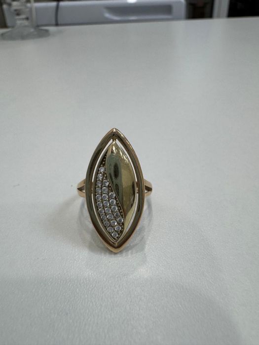 Золотые кольца с бриллантом