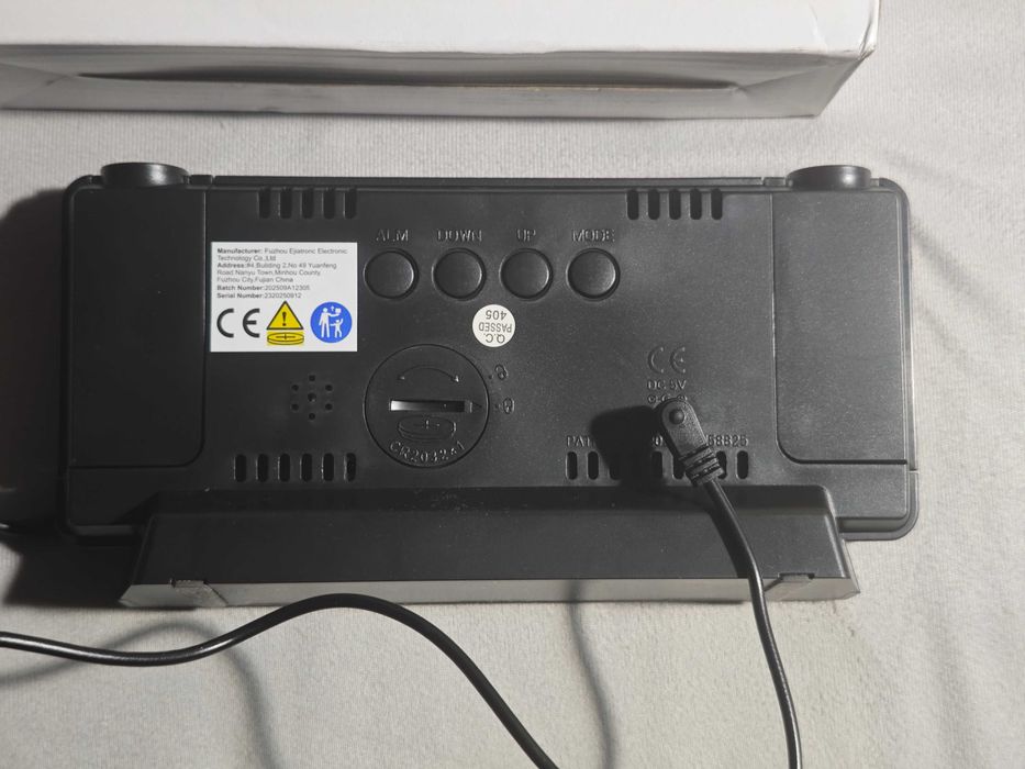 Часовник прожектиращ часа и температурата на тавана има и аларма