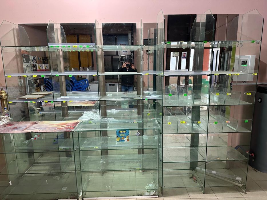 Vând rafturi din sticla cu oglinda pe spate si tonete