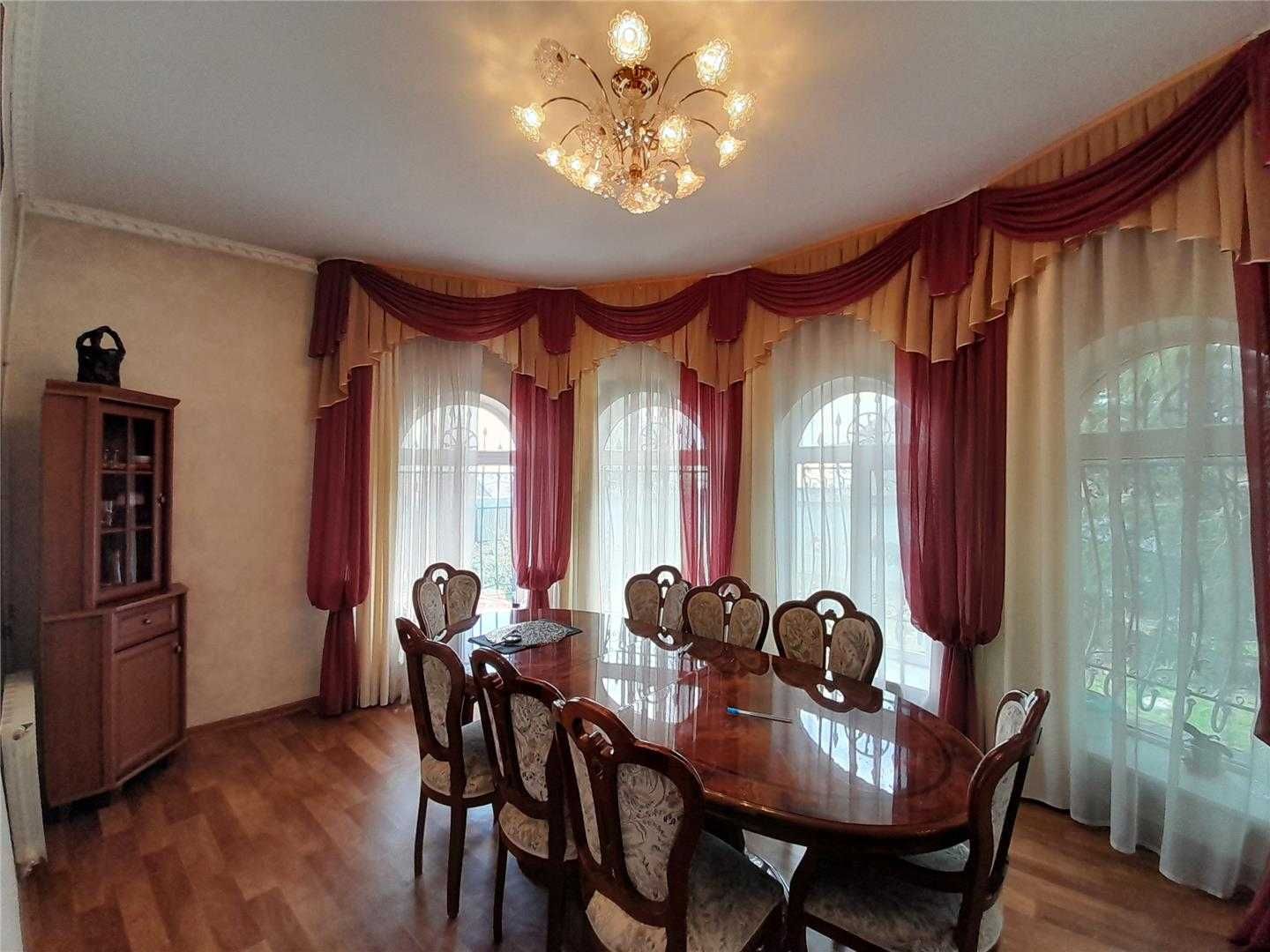 Продам 3 этажный особняк на 9а мкр .