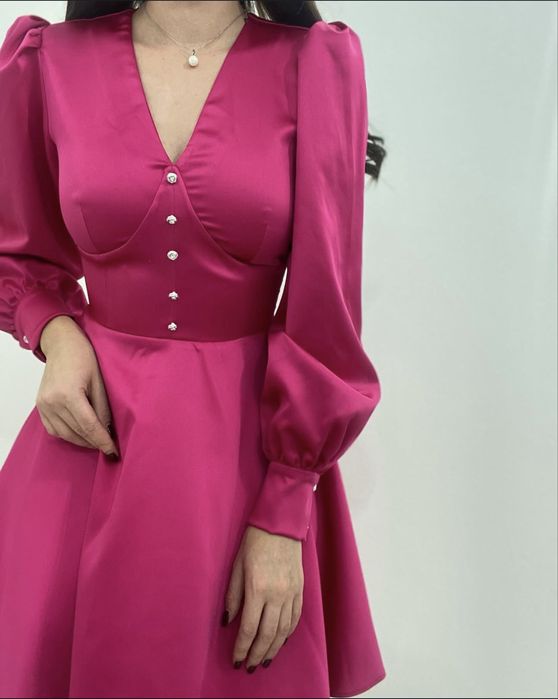 Много стилна сатенена рокля