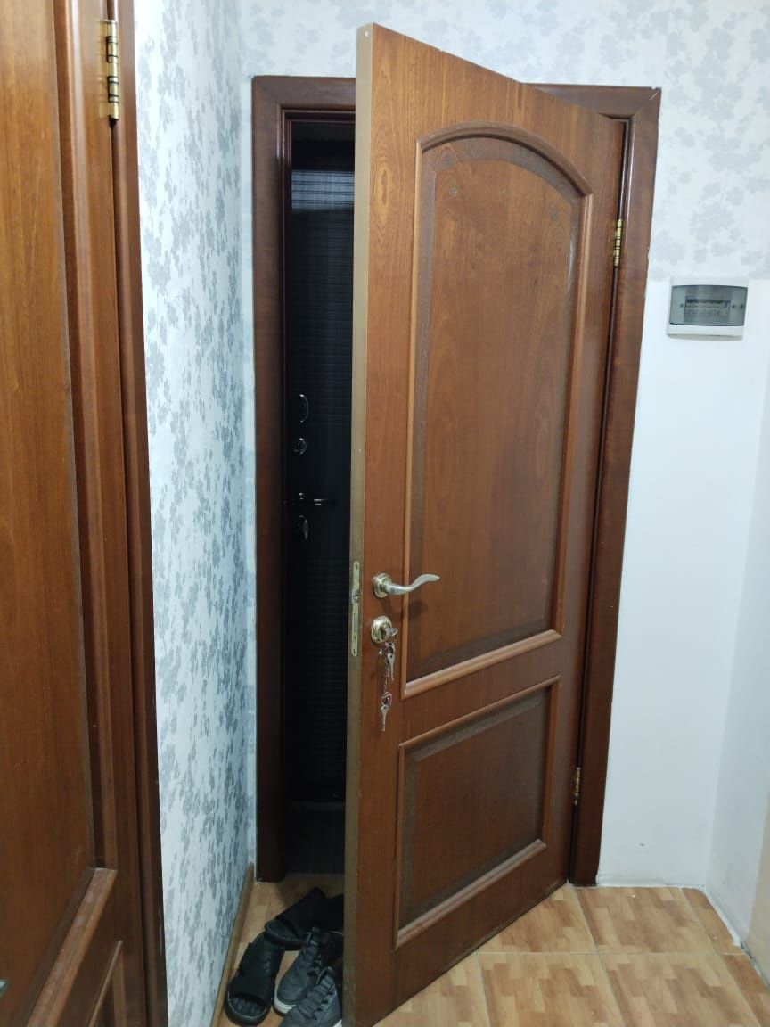 Продам дверь из дерева.