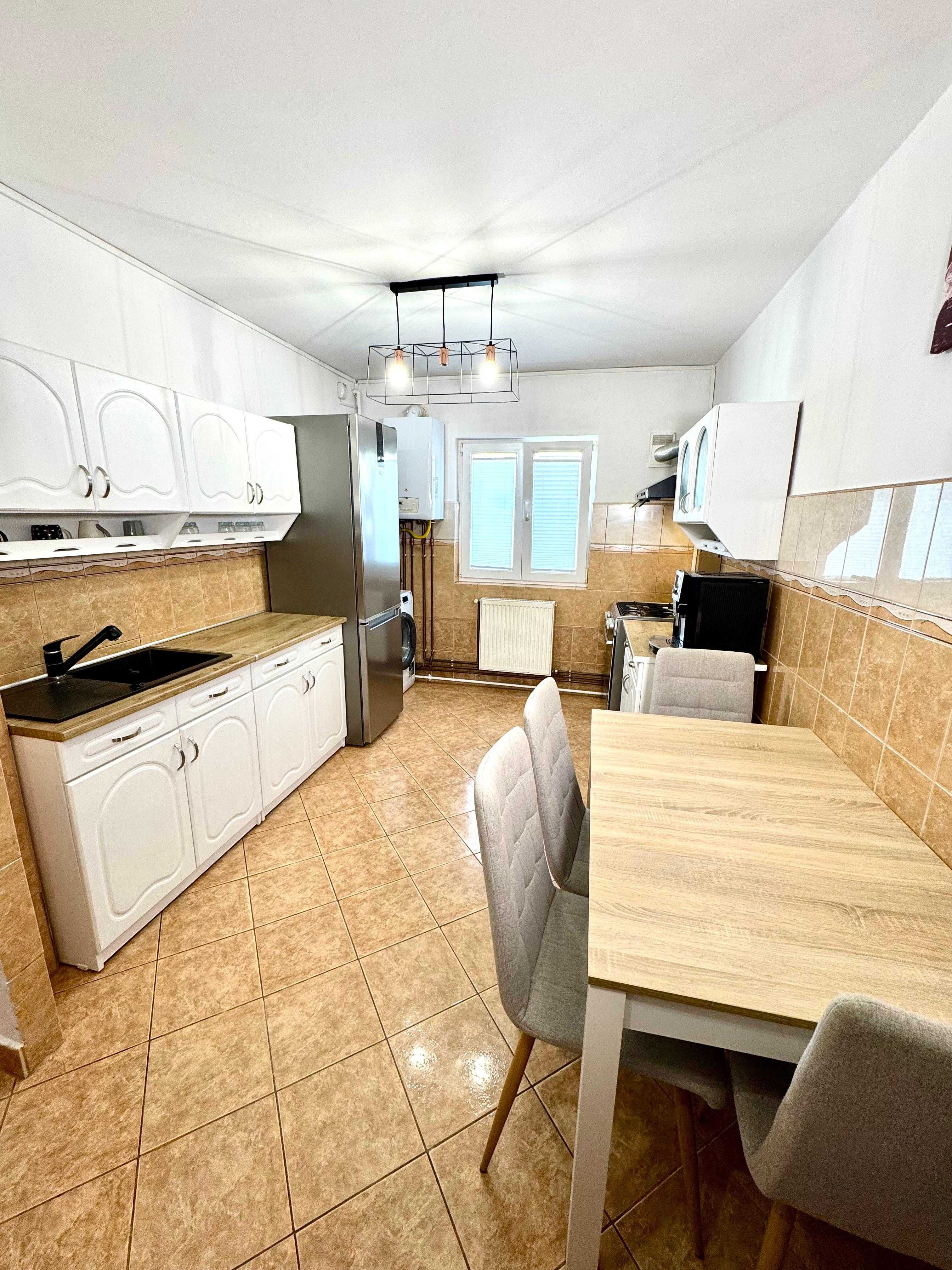 Apartament de vanzare, complet utilat si mobilat, în zona Shopping Cit