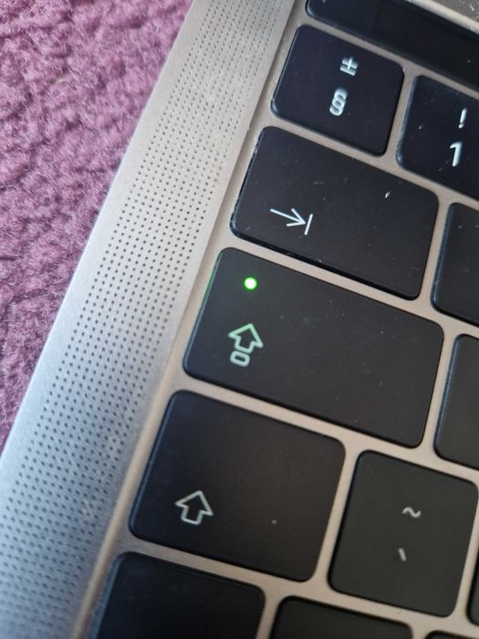 Defect MacBooK PRO (13-INCH, 2016, FOUR Thunderbolt 3 PORTS)
