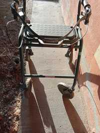 Cadru metalic mergător pentru persoane cu dizabilitati.
