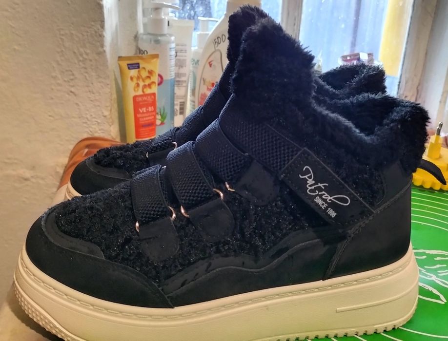 Продам утеплённые кроссовки