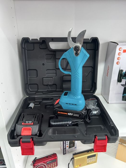 Foarfecă electrică pentru grădină 48V – cu acumulator și încărcător