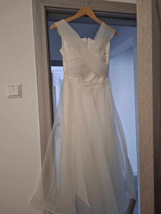 Rochița  a fost purtată  o singură  dată  câteva  ore .