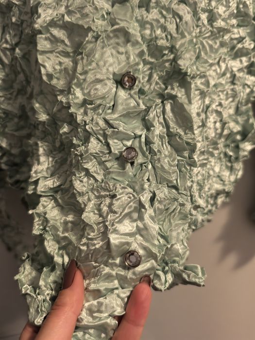 Bluză verde creponată cu nasturi bijuterie