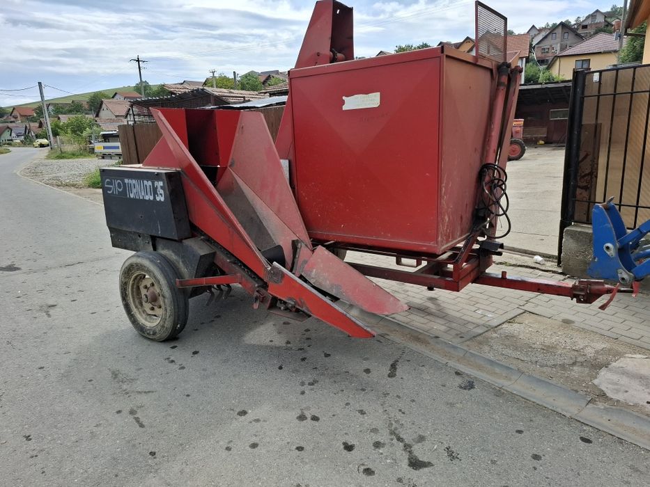 Vând culegatoare porumb