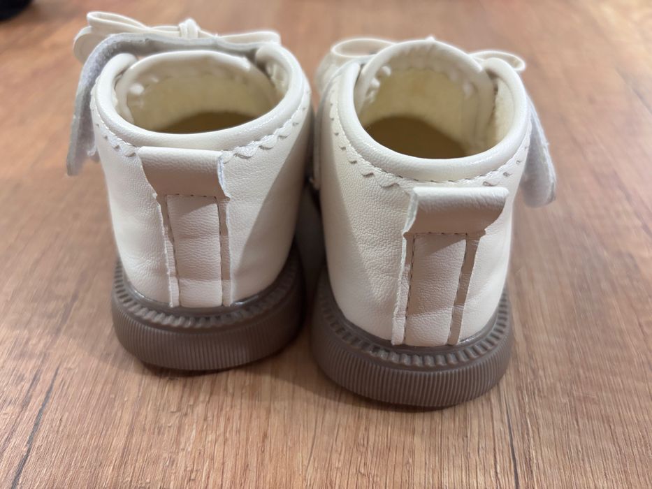 Бебешки обувки с черешки