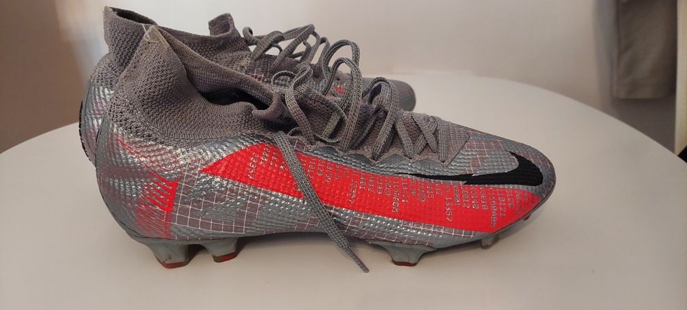 3 perechi ghete fotbal :adidas swaroski , nike hipervenon acc.  Și nik