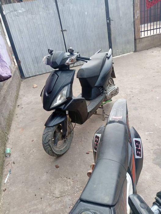 Vând scuter sau schimb cu cross 125cc 4T