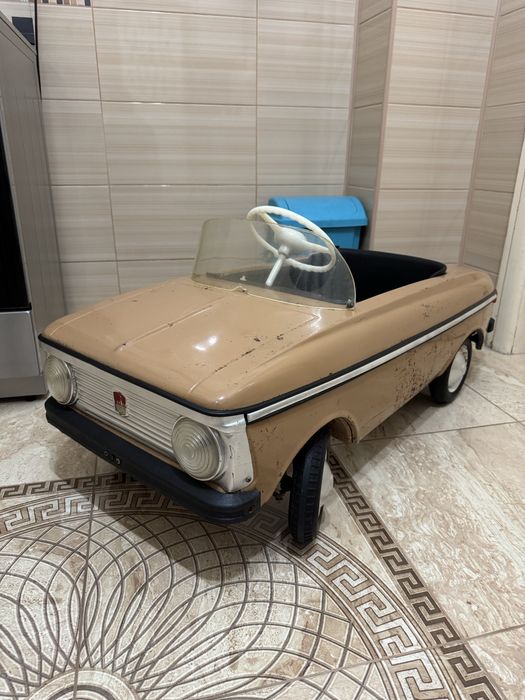 Masinuta veche cu pedale / MOSKVICH / de colectie