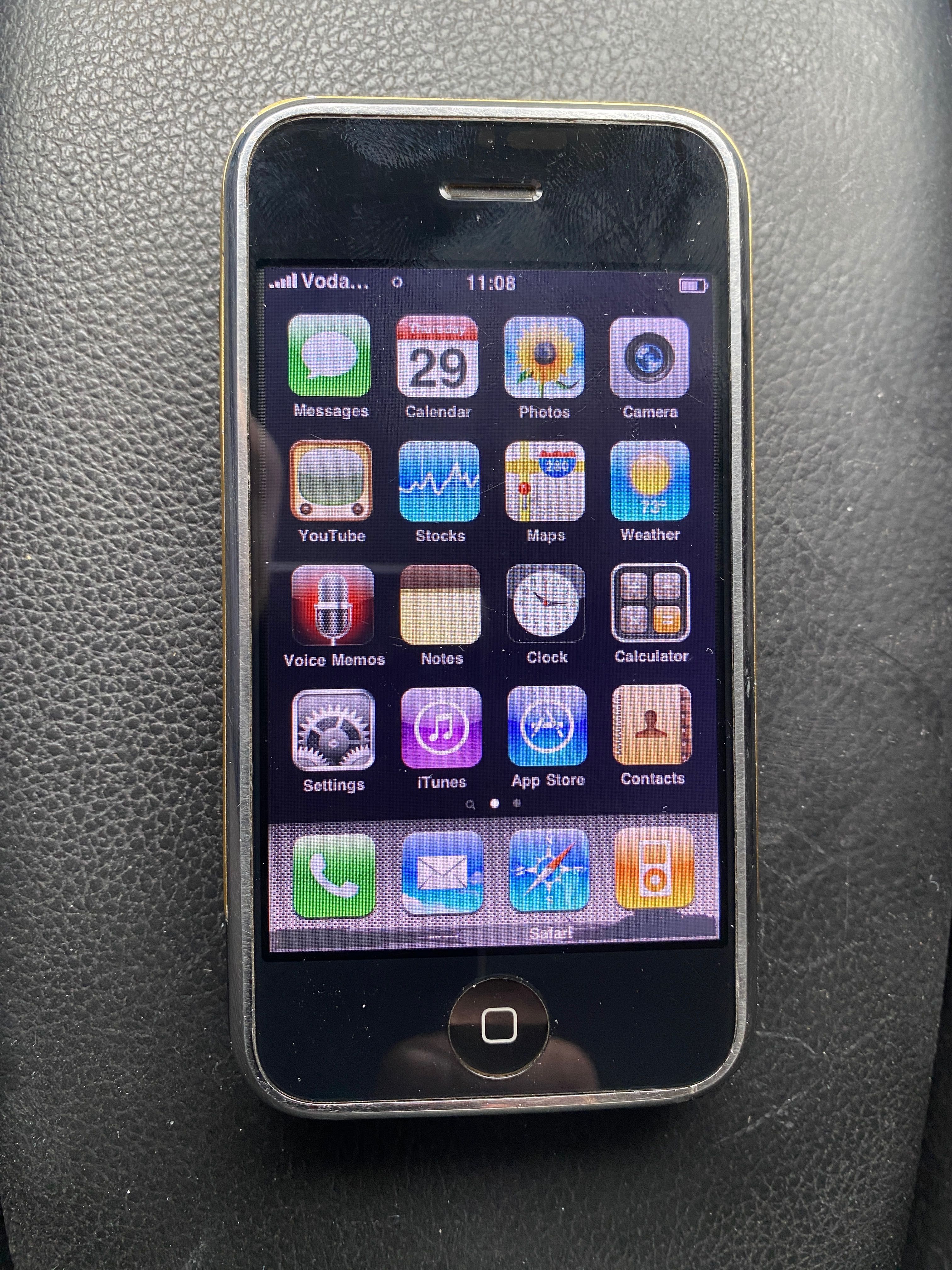 Vand iPhone 2G,primul iPhone
