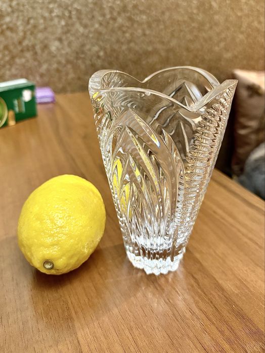 Продам маленькую хрустальную вазу