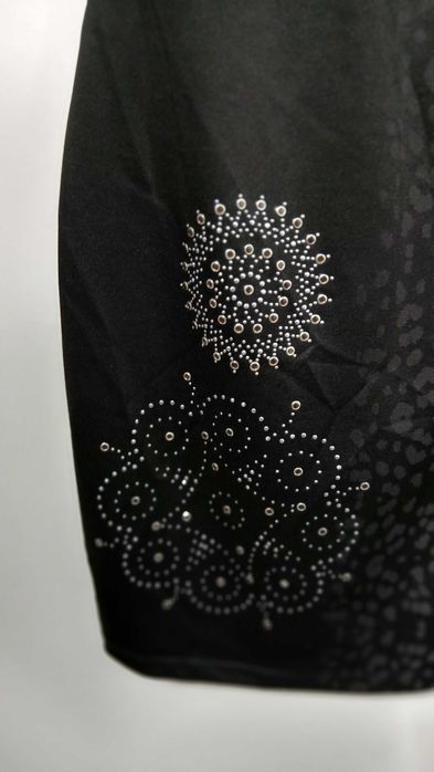 Елегантна черна рокля с принт и кристални орнаменти – Desigual, размер