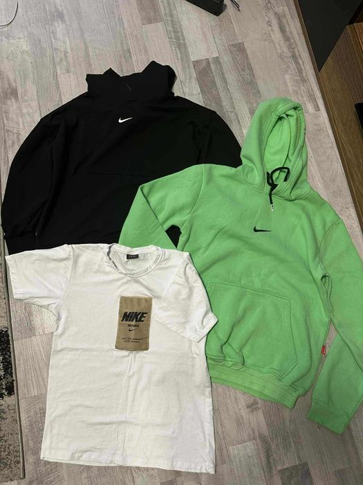 Две худита и тениска найк