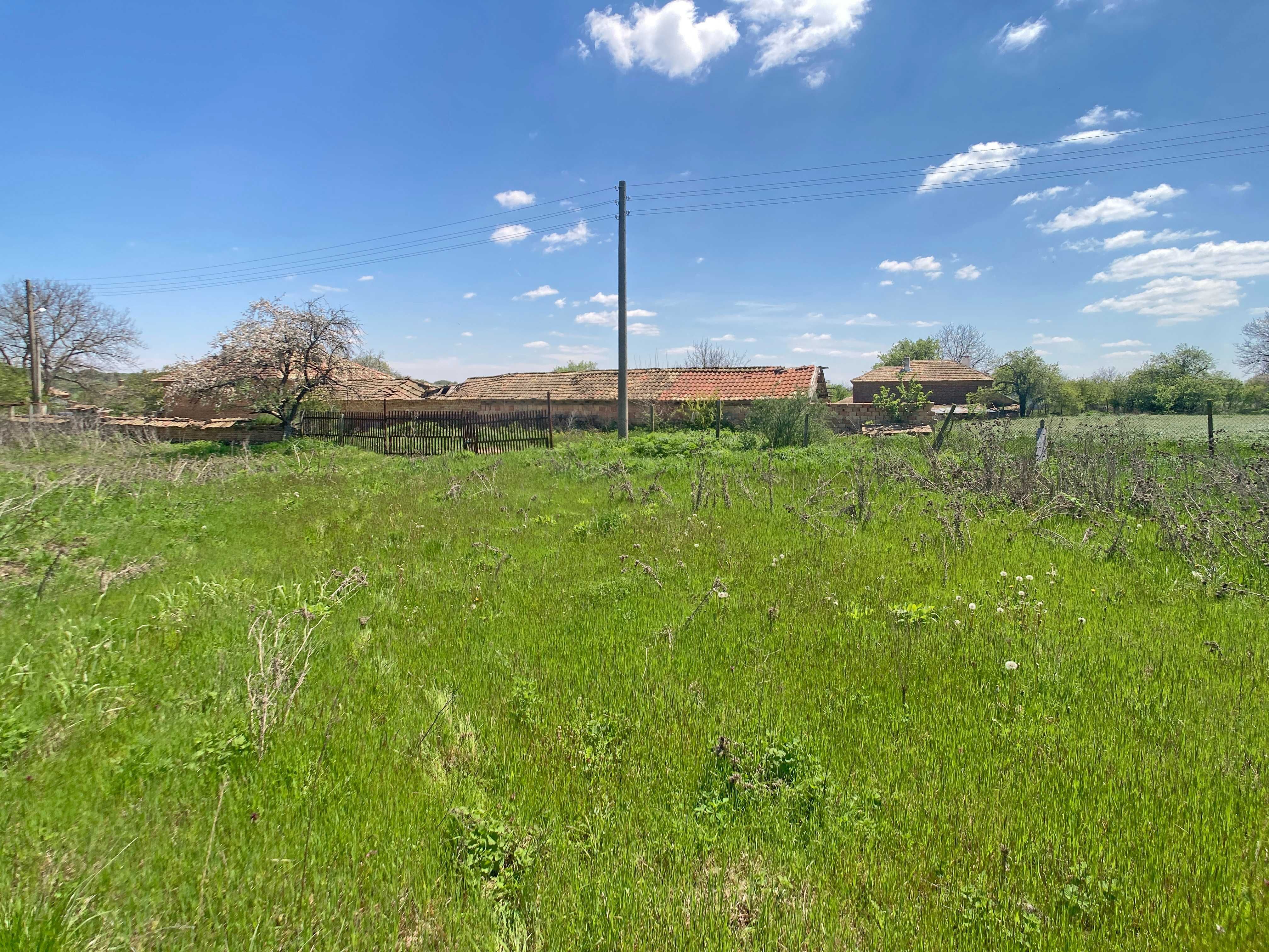 Продава се тухлена къща с двор 870 кв.м. и КЛАДЕНЕЦ в с. Изворник.