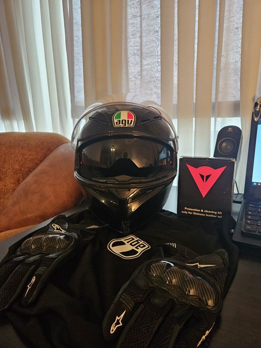 Agv k1  gloss black  L  saculet pinlock