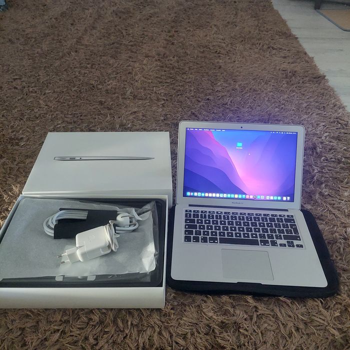 Vand MacBook air cumpărat în 2021