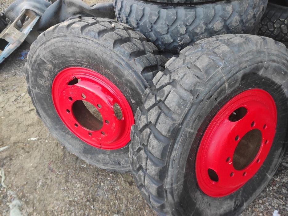 Roți complete cu 8 gauri 900/20 Pirelli