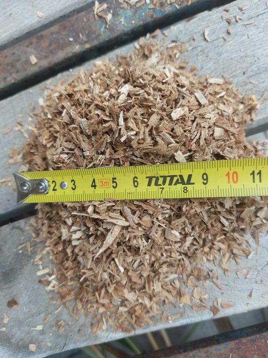 Стърготина дъбова от моторна резачка.