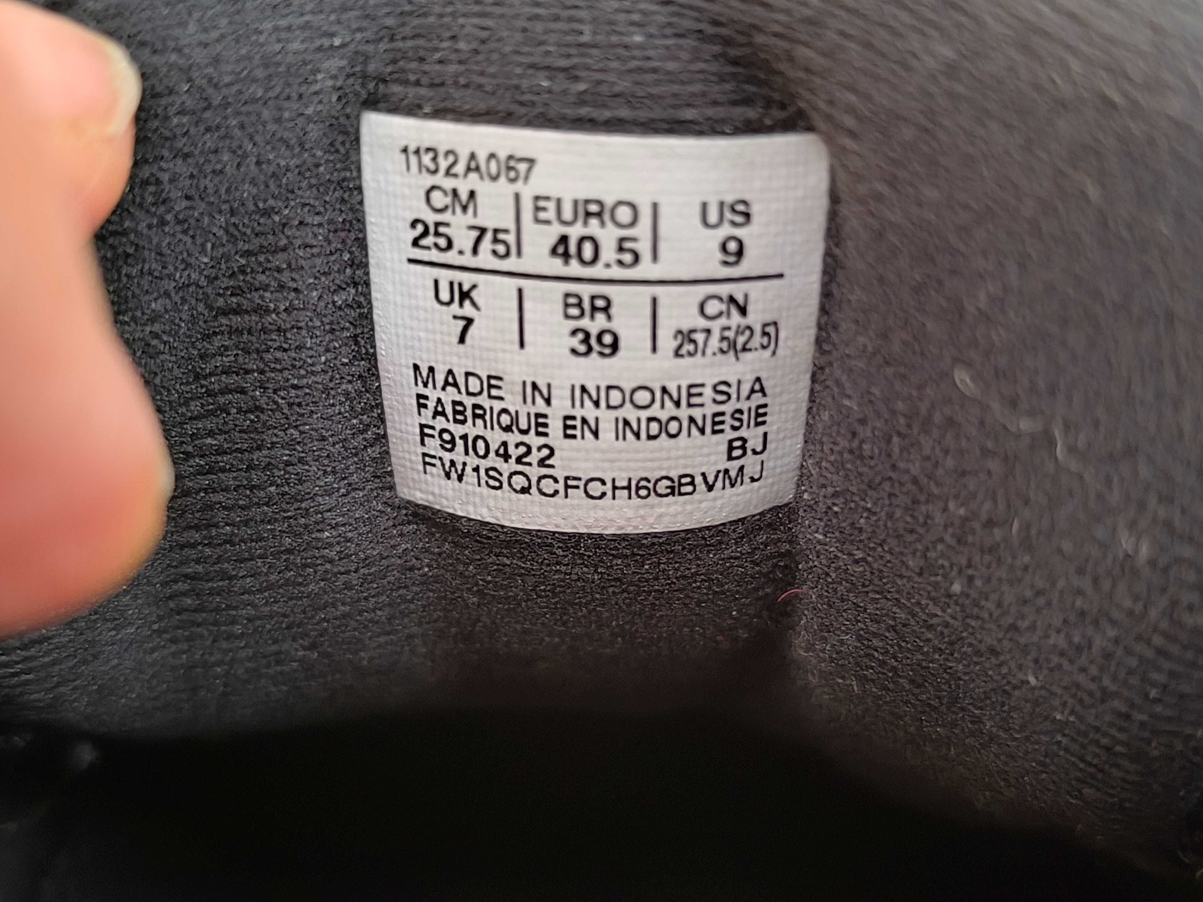 Маратонки Asics , 26,5 см е стелката, отговаря на 41 номер