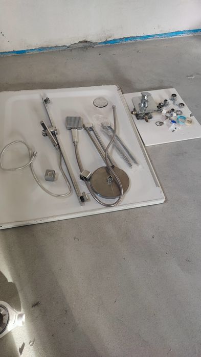 Cabina de dus cu cadita