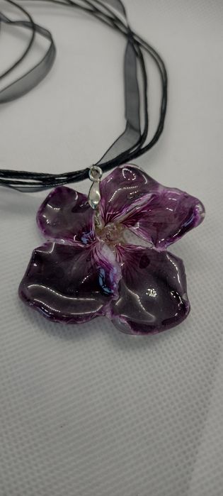 Колие с естествен цвят на Налба.  Дължината е максимално 23 см