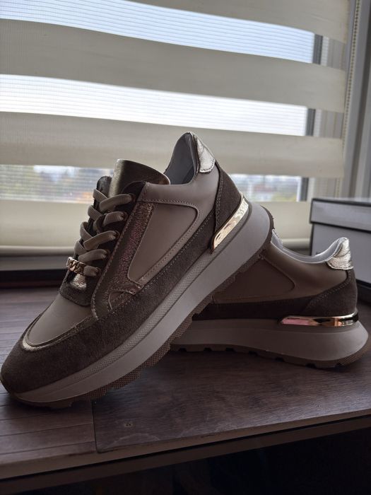 Дамски спортни обувки