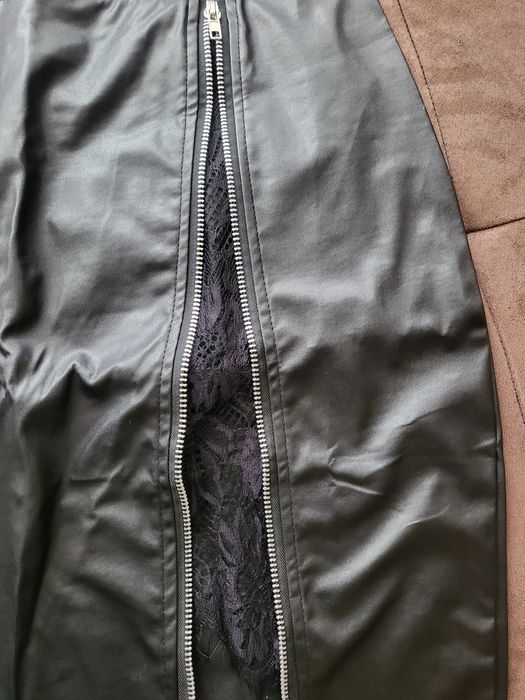 Дамска кожена пола и дамски клин