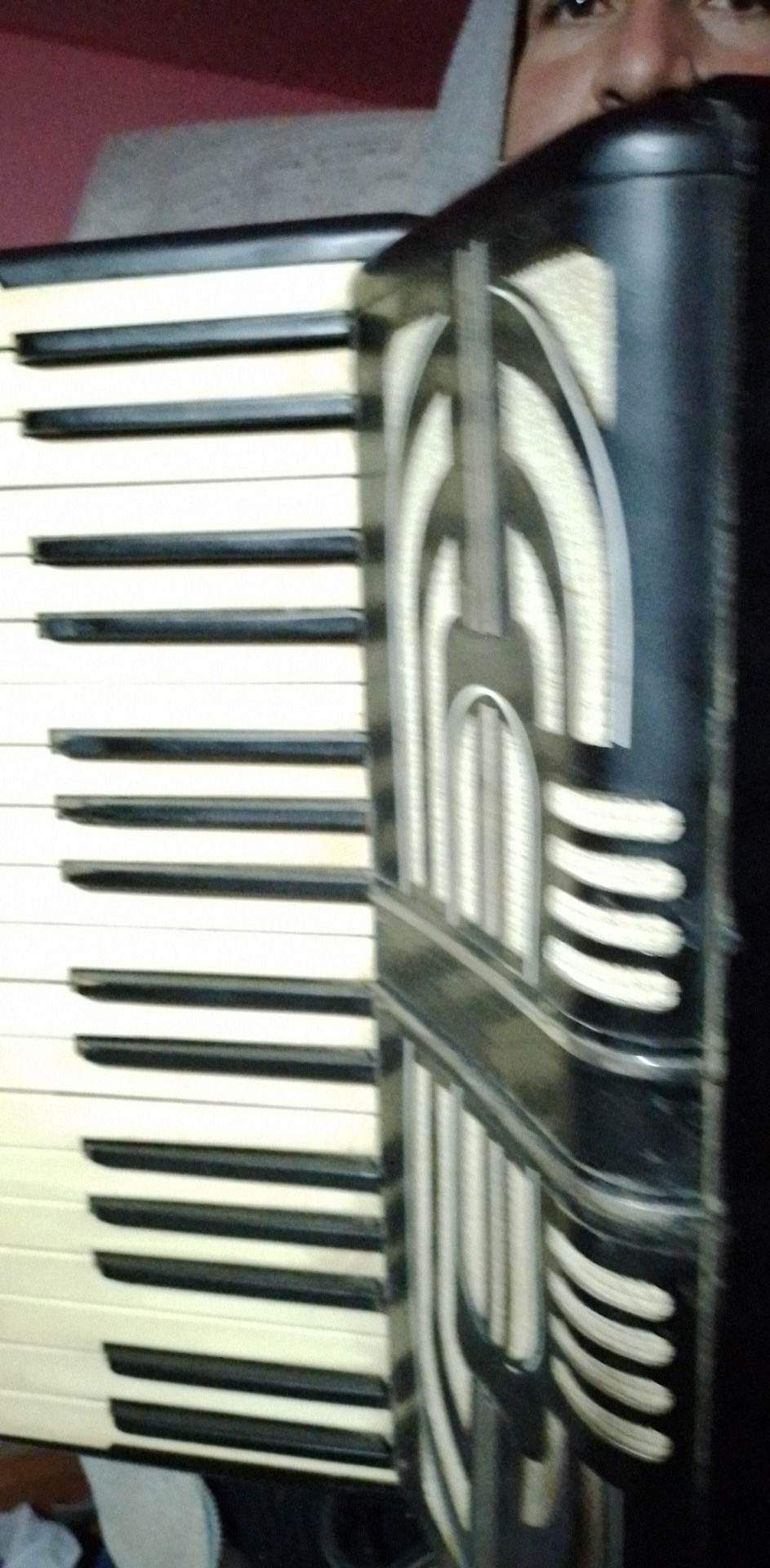 Vând acordeon Hohner