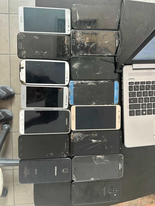 vand lot 30 de telefoane samsung.