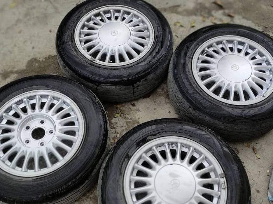 Продам летние шины комплект с титанкой в хорошом состояний