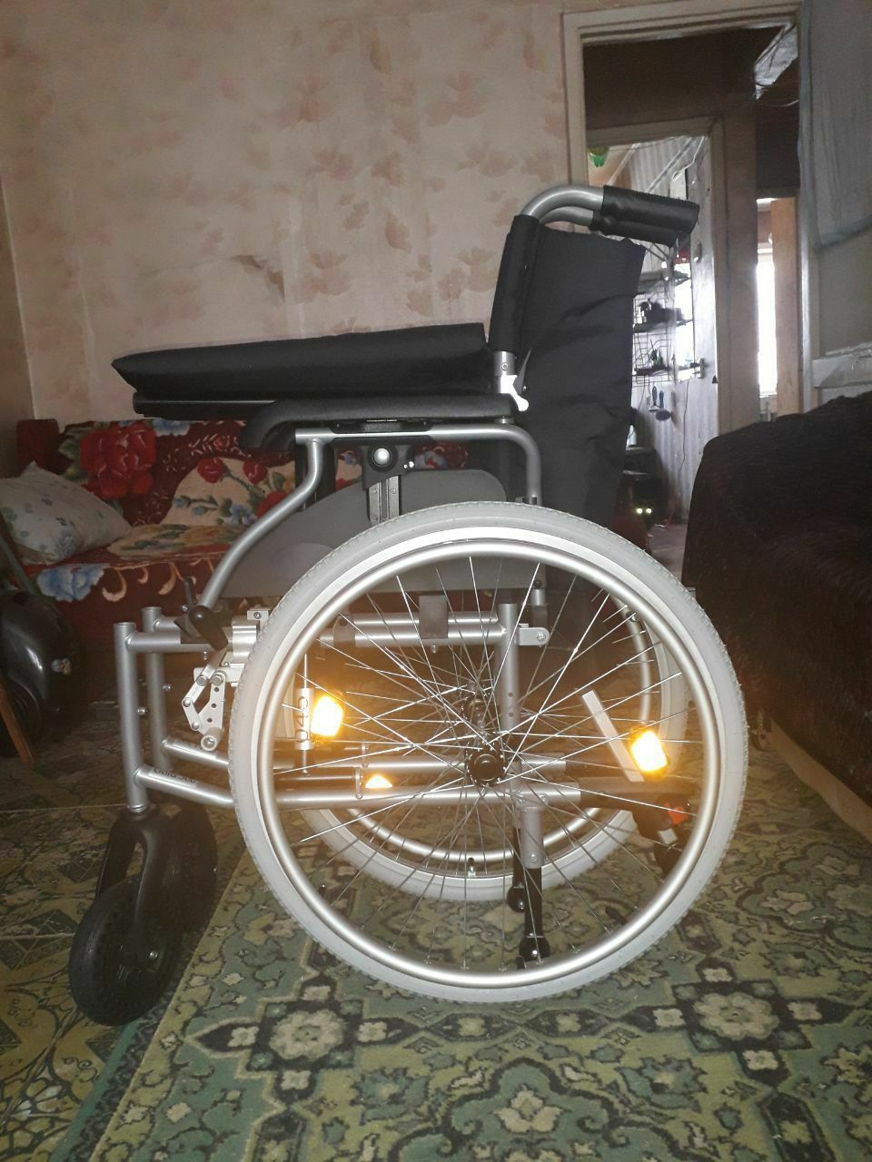 Продам новую инвалидную коляску.