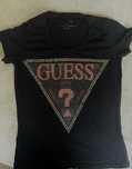 Дамска тениска Guess, размер М-L, цвят черен с червено лого отпред