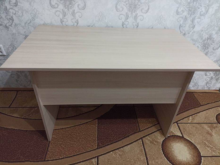 Продам Швейную машинку оверлок Стол и стулья!