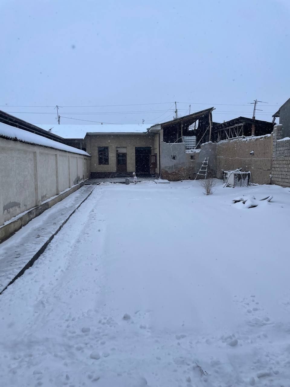 Uy sotiladi erkin postidan 2 astanovka uzoqlikda