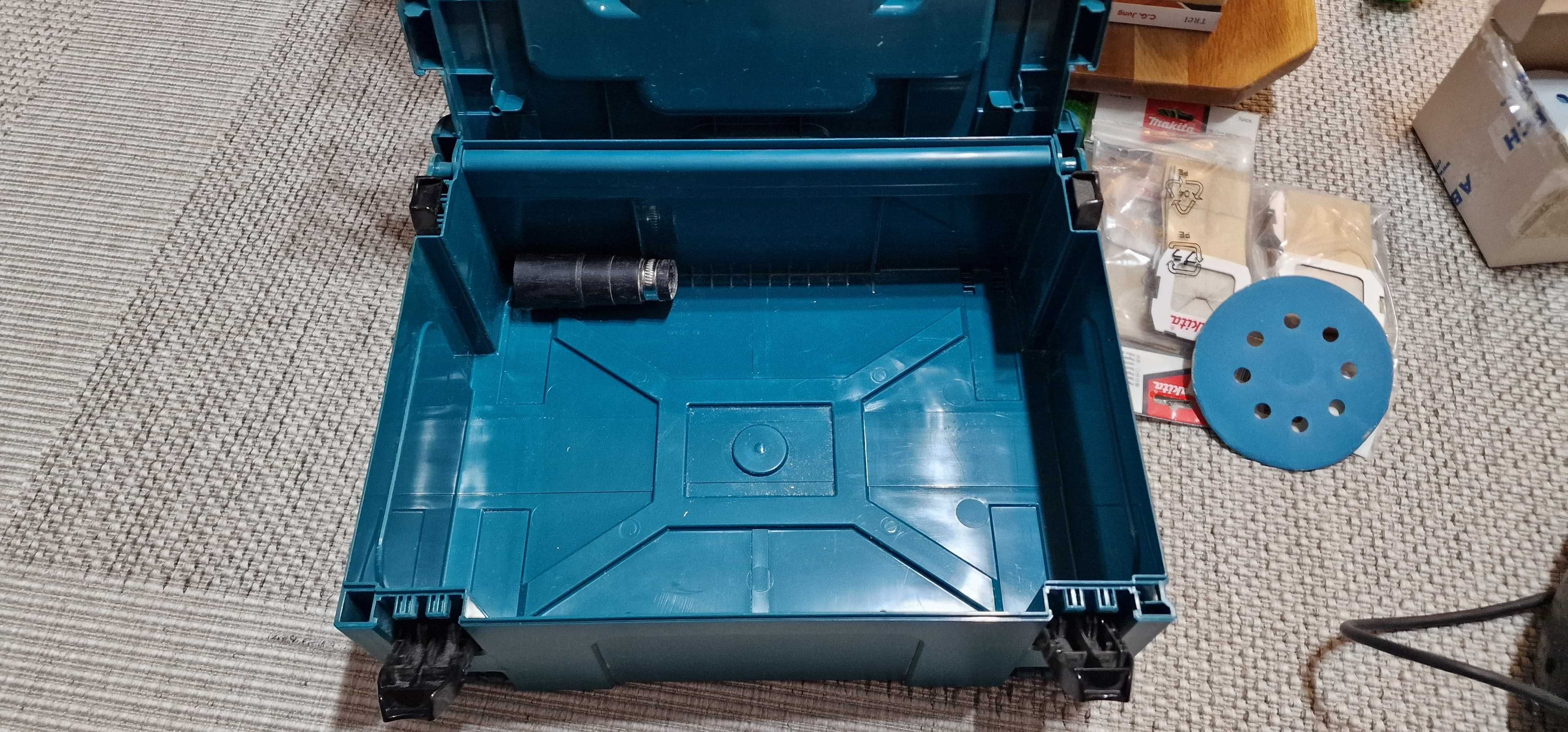 Makita BO5041, 300 W, 125 mm + Makita MAKPAC TIP2 + 50 discuri P150