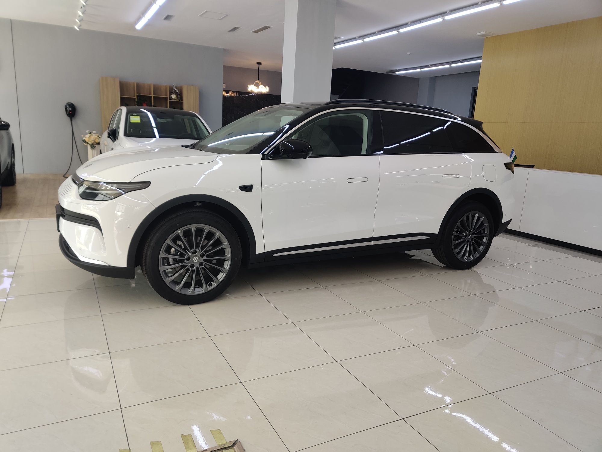 LEAPMOTOR C11. 300km Hybrid dop opsia