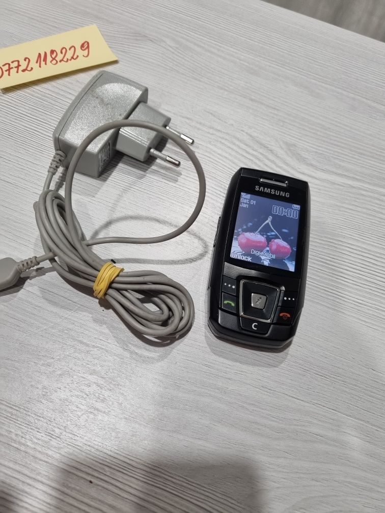Super telefon pe sina  (  Slide) SGH - E 390 cu încărcător  original