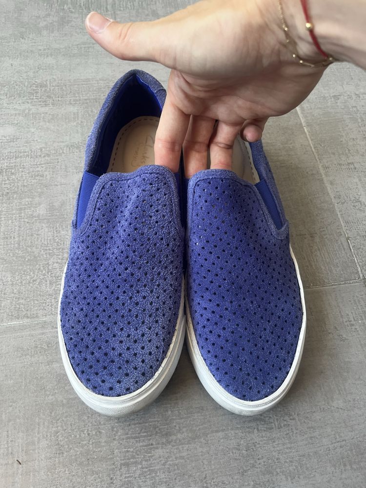 Велурени обувки Clarks катп нови