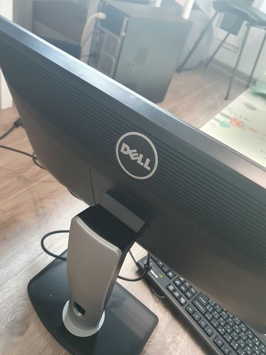 Геймърски компютър с 4 ядрен процесор видеокарта RX570 и монитор Dell